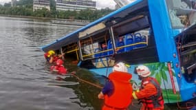 Des secouristes interviennent le 7 juillet 2020 après l'accident d'un bus qui a plongé dans un lac à Anshun (sud-ouet)