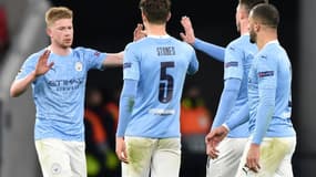 Le milieu belge de Manchester City, Kevin De Bruyne (g), fête son but avec ses coéquipiers lors du 8e de finale de la Ligue des champions contre Mönchengladbach, à Budapest, le 16 mars 2021