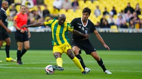 Claude Makélélé au duel avec Yoann Gourcuff lors du match entre les légendes du FC Nantes et le Variétés Club de France (2-3), le 3 juin 2025