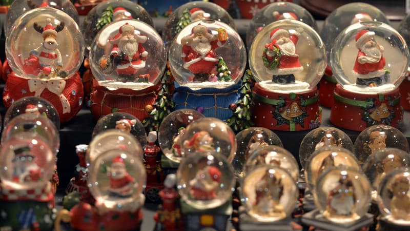 Des boules à neige sur un stand du marché de Noël de Strasbourg.