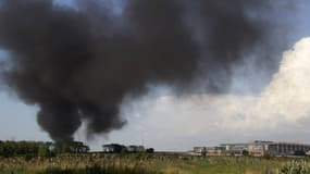 Une épaisse fumée noire s'élève de l'aéroport de Donetsk, théâtre de violents combats entre l'armée et les séparatistes prorusses, lundi 26 mai 2014.