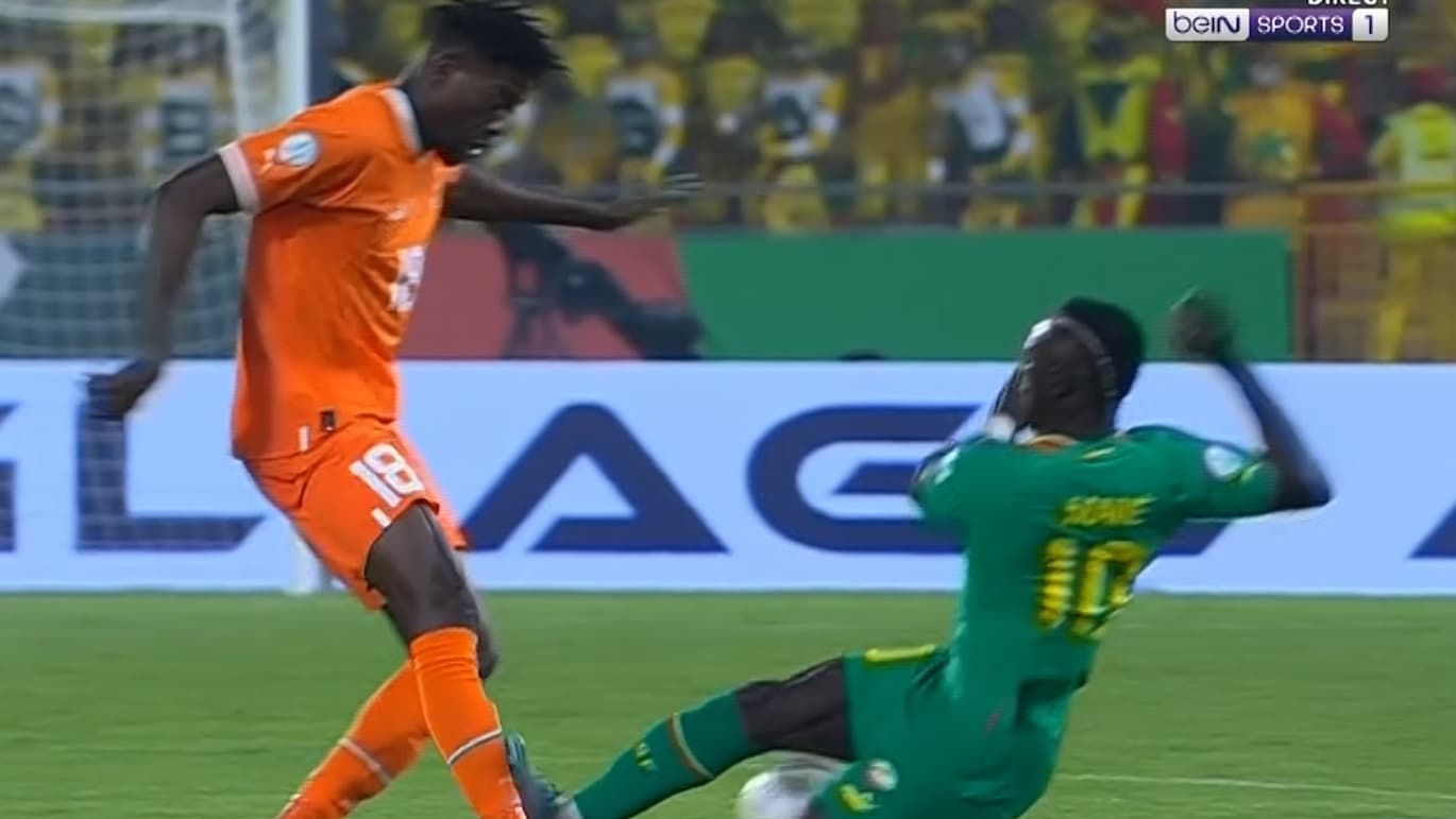 La faute de Sadio Mané sur Ibrahim Sangaré lors de Sénégal-Côte d'Ivoire, le 29 janvier 2024 à la CAN La faute de Sadio Mané sur Ibrahim Sangaré lors de Sénégal-Côte d'Ivoire, le 29 janvier 2024 à la CAN