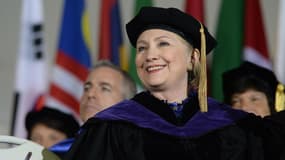 Hillary Clinton lors de la cérémonie de remise des diplômes le 26 mai 2017 au Wellesley College