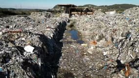 Un an après l'incendie du site de traitement de déchets à Saint-Chamas, la pollution des sols inquiète.