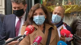 Anne Hidalgo ce lundi devant la librairie des Abbesses dans le 18e arrondissement.