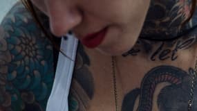 Une tatoueuse lors d'un festival du tatouage à Sao Paulo, au Brésil, le 23 mars 2013 (image d'illustration).