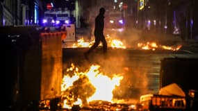 Un manifestant devant un feu dans la rus lors d'une manifestation anti-immigration à Ballymena, en Irlande du Nord, le 10 juin 2025. 