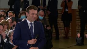 Emmanuel Macron lors de son premier déplacement de campagne à Poissy le 7 mars 2022.