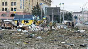 Des soldats ukrainiens devant la mairie de Kharkiv touchée par des bombardements russes, le 1er mars 2022