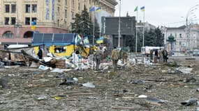 Des soldats ukrainiens devant la mairie de Kharkiv touchée par des bombardements russes, le 1er mars 2022