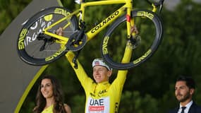 Tadej Pogacar porte son vélo en triomphe après sa victoire finale sur le Tour de France, le 21 juillet 2024