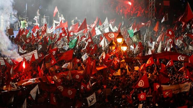 Plusieurs dizaines de milliers de partisans d'Ennahda -au moins 150.000 selon le parti- ont manifesté samedi soir dans le centre de Tunis pour soutenir le gouvernement islamiste modéré, lors de l'une des plus importantes mobilisations de rue en Tunisie de