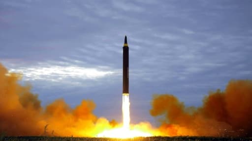 Photo prise le 29 août 2017 et fournie le 30 août par l'agence officielle nord-coréenne KCNA d'un tir de missile Hwasong-12 dans un endroit non précisé Photo prise le 29 août 2017 et fournie le 30 août par l'agence officielle nord-coréenne KCNA d'un tir de missile Hwasong-12 dans un endroit non précisé