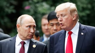 Le président américain Donald Trump (à droite) et le président russe Vladimir Poutine discutent alors qu'ils se dirigent vers la « photo de famille » lors du sommet des dirigeants de la Coopération économique Asie-Pacifique (APEC) dans la ville centrale vietnamienne de Danang, le 11 novembre 2017. 