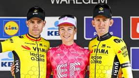 Wout van Aert, Neilson Powless et Tiesj Benoot sur le podium d'A Travers La Flandre, le 02/04/2025