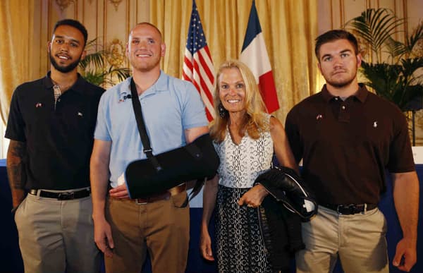 Les trois héros américains et l'ambassadrice des Etats-Unis en France, lors d'une conférence de presse.