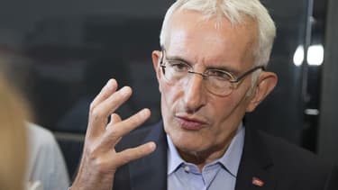 Guillaume Pepy veut réduire le déficit des petites lignes "en étant plus efficace pour les exploiter.Ça, c'est notre boulot et on a présenté une centaine de pistes pour baisser en gros de 15 à 20% les coûts".