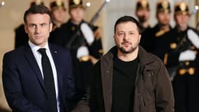 Emmanuel Macron serre la main du président ukrainien Volodymyr Zelensky à son arrivée à l'Elysée à Paris le 16 février 2024.