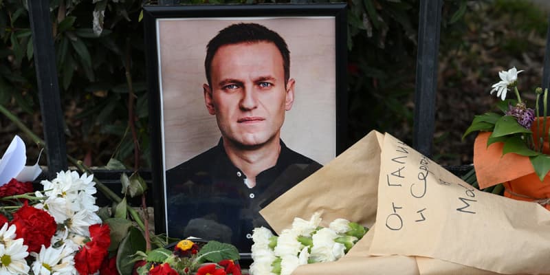 Un portrait du défunt leader de l'opposition russe Alexeï Navalny à l'extérieur de l'ancienne ambassade de Russie à Tbilissi, en Géorgie, le 1er mars 2024, après la mort de l'opposant en détention le 16 février, selon les autorités russes.