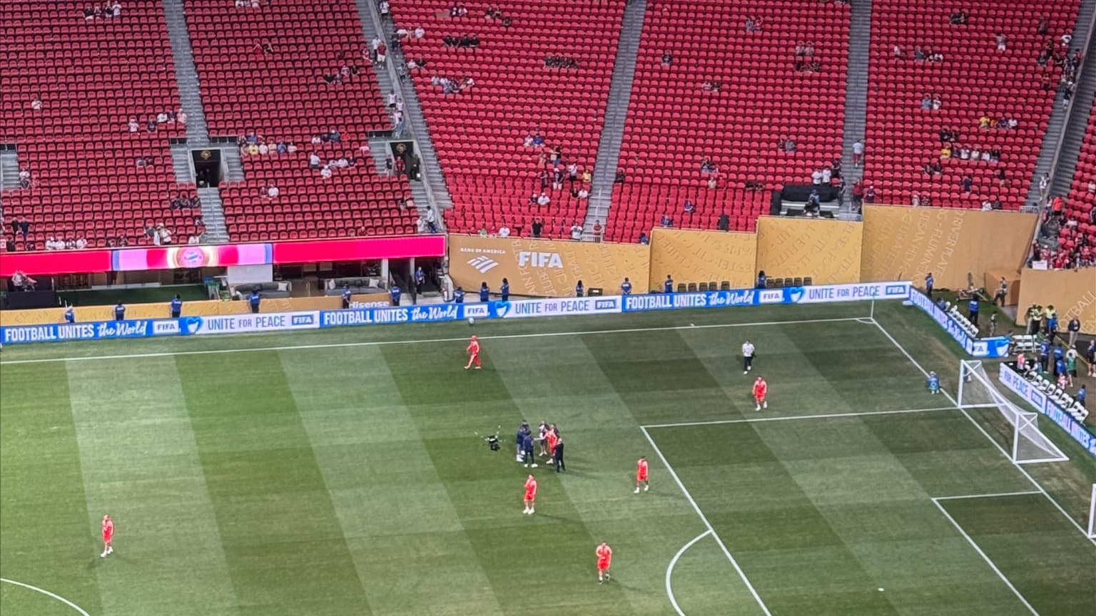 Luis Campos, Luis Enrique et son staff en reconnaissance de la pelouse