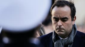 Sébastien Lecornu, alors ministre des Armées, lors d'une cérémonie dans la cour d'honneur des Invalides, le 7 janvier 2025 à Paris 