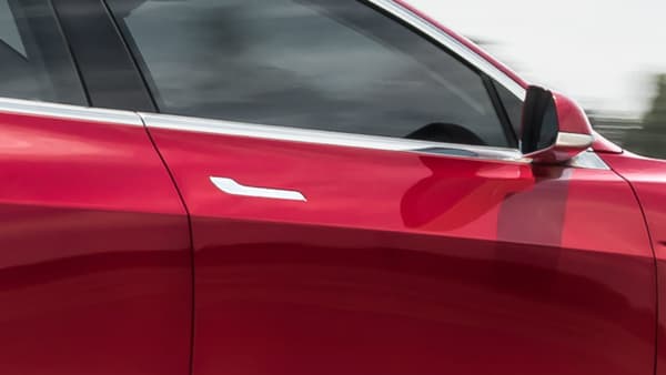 Les poignées de porte affleurantes de la Tesla Model 3.