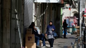 Dans une rue de Ramallah, les rideaux de fer des magasins sont baissés en raison d'une grève générale, le 27 avril 2017