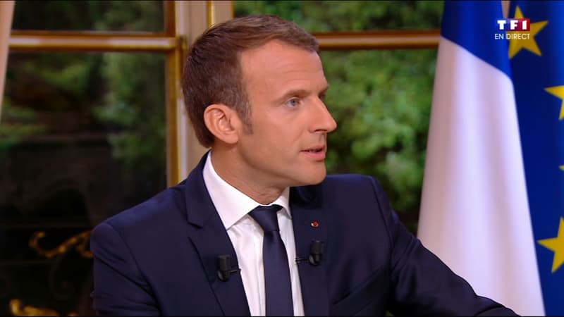 Emmanuel Macron, dans son bureau présidentiel. 