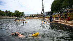 Des nageurs ont inauguré le site de baignade de la Seine, à Grenelle, dans le 15e arrondissement de Paris, le samedi 5 juillet 2025. 