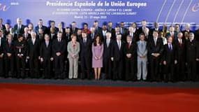 Photo de famille au sixième sommet UE-Amérique Latine, à Madrid. L'Union européenne a conclu un accord de libre-échange avec les pays d'Amérique centrale et en officialisera deux autres mercredi avec la Colombie et le Pérou. /Photo prise le 18 mai 2010/RE