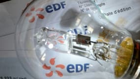 Une facture EDF vue à travers une ampoule