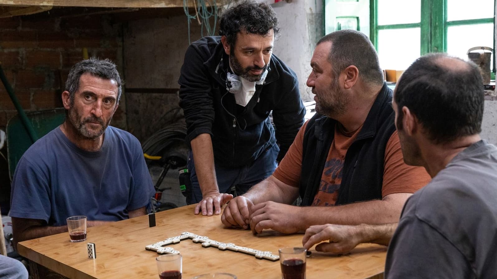 Luis Zahera, Rodrigo Sorogoyen et Denis Ménochet dans "As Bestas" Luis Zahera, Rodrigo Sorogoyen et Denis Ménochet dans "As Bestas"