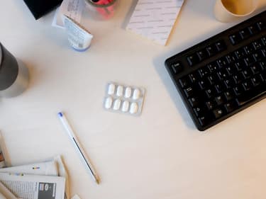 Une plaquette de médicament déposée sur un espace de travail.