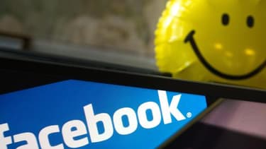 le logo de facebook