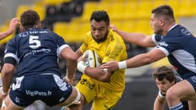 Le flanker néo-zélandais Victor Vito s'infiltre au milieu de la défense agenaise pour marquer un essai, lors de leur match de Top 14, le 15 mai 2021 au stade Marcel Deflandre à La Rochelle