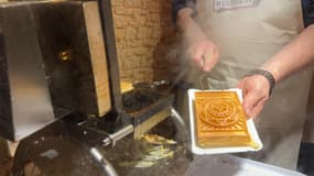Le blason de la ville sur une gaufre, au marché de Noël de Mulhouse.