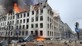Un bâtiment de la police en flammes après avoir été bombardé, le 2 mars 2022, à Kharkiv.