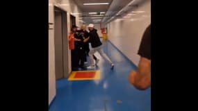 Alessandro (Corinthians) tentant de pénétrer dans la salle des arbitres VAR