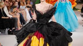 Modèle imaginé par John Galliano pour la collection de haute couture automne-hiver 2010-2011 de Christian Dior. Les femmes-tulipes de Dior se sont mêlées aux roses des jardins du musée Rodin lundi, au premier jour des défiles de haute couture, dont la rép