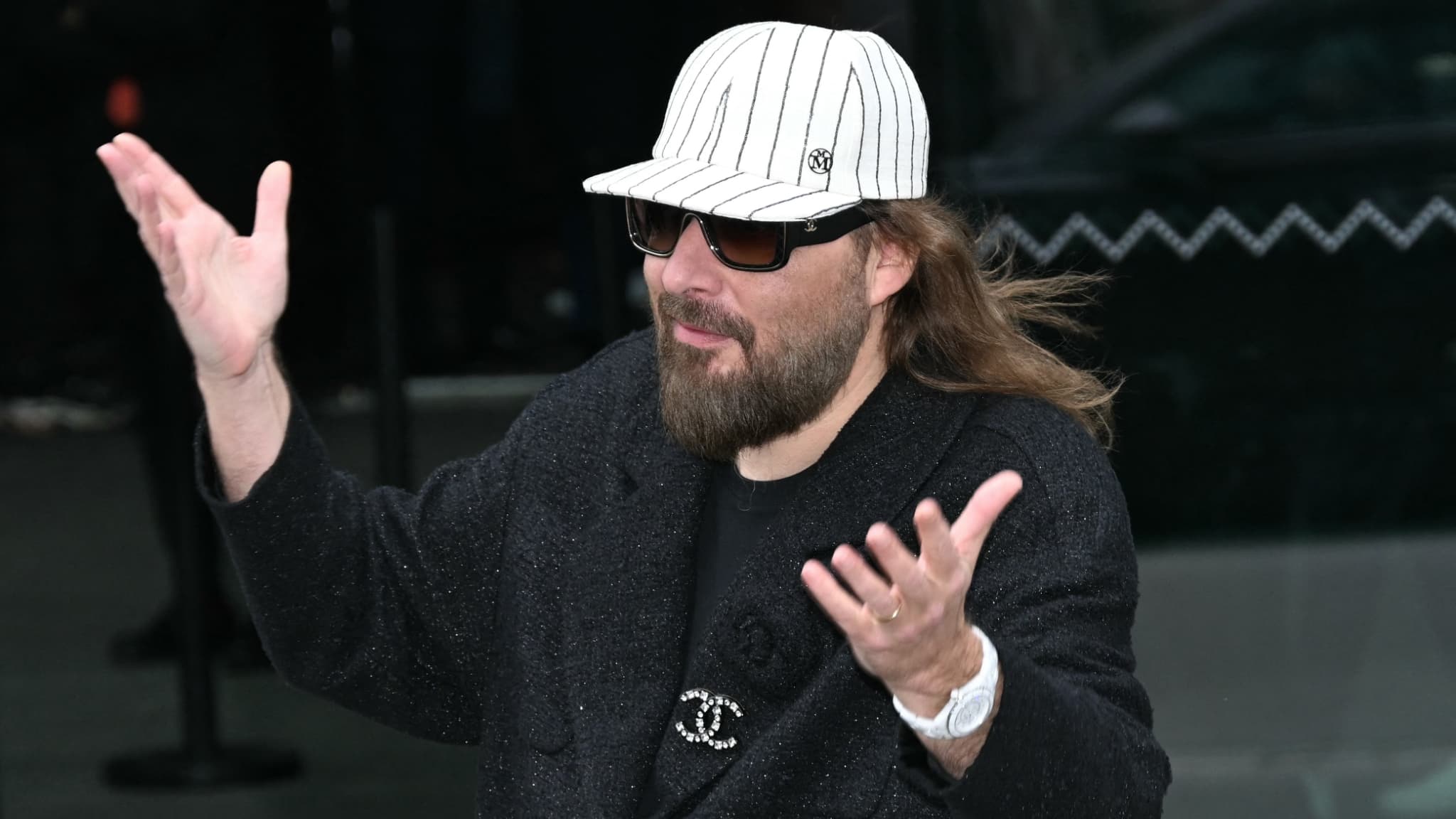 AVEC "NAÏF DE CŒUR", SÉBASTIEN TELLIER ANNONCE LA SORTIE DE SON SEPTIÈME ALBUM "KISS THE BEAST"