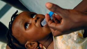 Dans un hôpital de Port-au-Prince. Selon les Nations unies, près de 200.000 Haïtiens risquent de contracter le choléra, qui a déjà fait 800 morts et commence à se propager parmi les dix millions d'habitants du pays. /Photo prise le 12 novembre 2010/REUTER