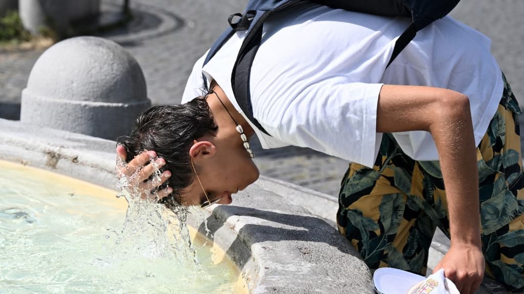 Un homme se verse de l'eau sur la tête pour se rafraîchir à la fontaine de la Piazza del Popolo à Rome, le 18 juillet 2023. Un homme se verse de l'eau sur la tête pour se rafraîchir à la fontaine de la Piazza del Popolo à Rome, le 18 juillet 2023.