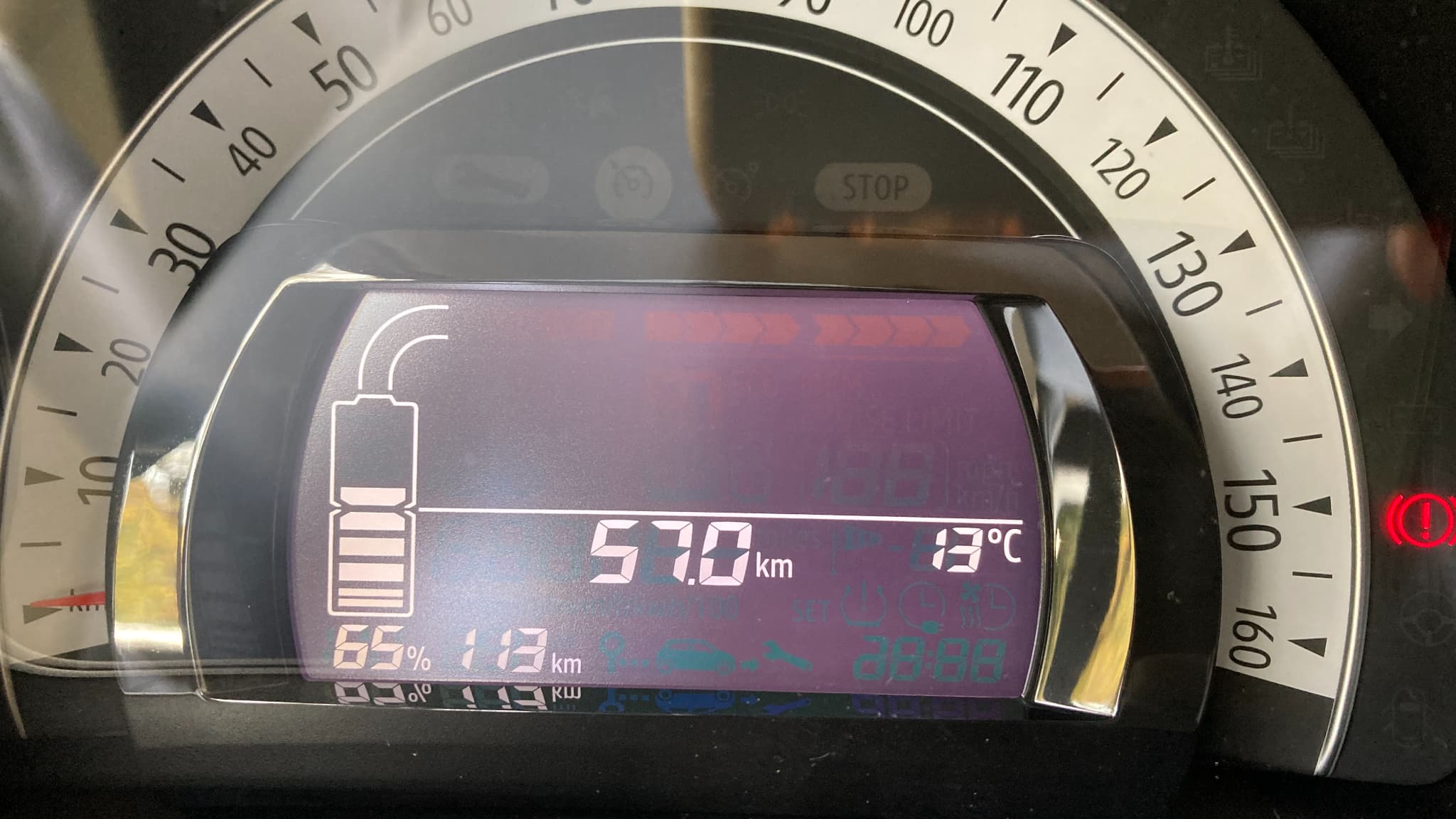 Certaines finitions de la Twingo électrique, comme le compteur derrière le volant, ne sont clairement pas au niveau. Certaines finitions de la Twingo électrique, comme le compteur derrière le volant, ne sont clairement pas au niveau.
