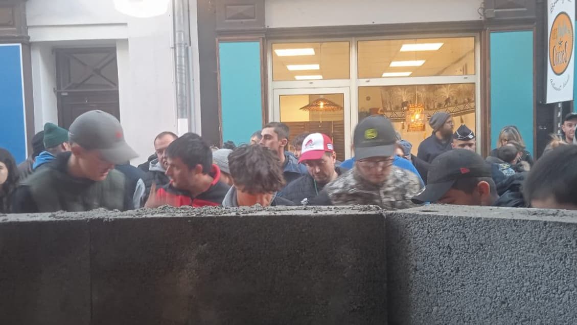 Les agriculteurs se sont réunis par dizaine pour emmurer le local de la SAPN-FNE à Gap Les agriculteurs se sont réunis par dizaine pour emmurer le local de la SAPN-FNE à Gap