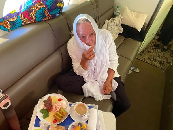 Sophie Pétronin dans l'avion la ramenant de Bamako vers Paris ce 9 octobre 2020. Sophie Pétronin dans l'avion la ramenant de Bamako vers Paris ce 9 octobre 2020.