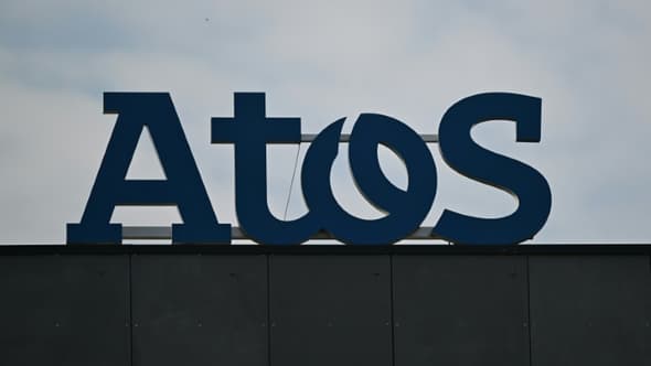 Le logo du groupe de services informatiques Atos, au sommet d'un bâtiment de l'entreprise.