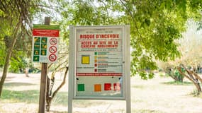 Un panneau de prévention des risques d'incendie installé à l'entrée du site de Sillans-la-Cascade, dans le Var, le 12 juillet 2025. (photo d'illustration)
