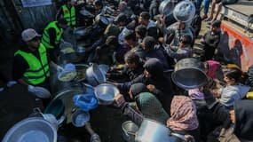 Une distribution de repas chauds dans la région d'al-Mawasi à Khan Yunis, dans la bande de Gaza, le 17 décembre 2025