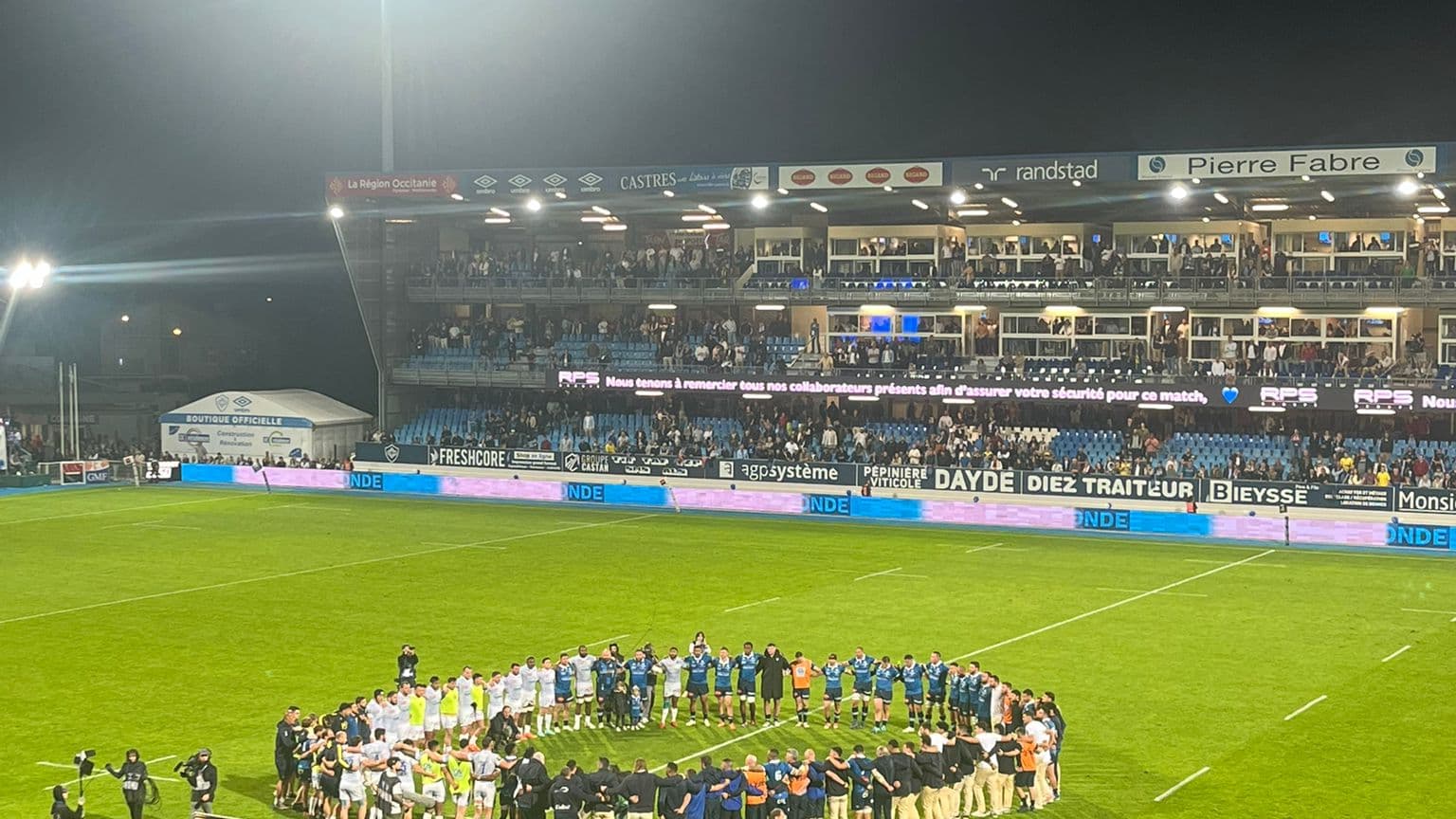 L'hommage de Castres et Clermont au centre fidjien Josaia Raisuqe, 24 mai 2025 L'hommage de Castres et Clermont au centre fidjien Josaia Raisuqe, 24 mai 2025