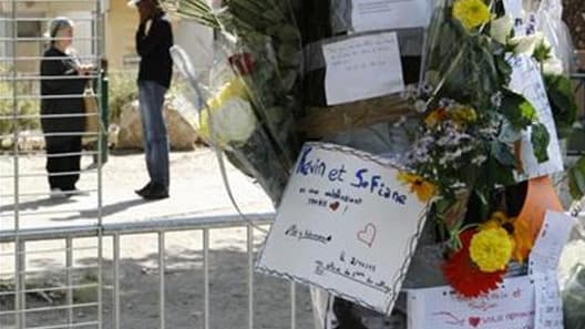 Hommage aux victimes de la rixe d'Echirolles, près de Grenoble, dans laquelle Kevin et Sofiane ont été tués. La mère des deux jeunes militaires interpellés et elle-même placée un temps en garde à vue a raconté vendredi matin sa version des faits. /Photo p